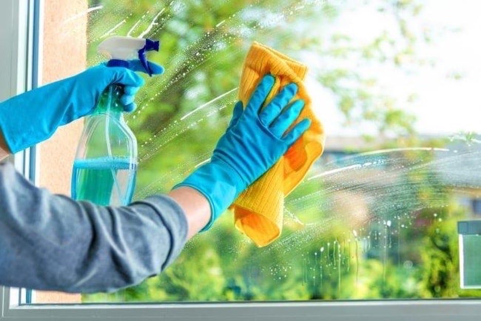 Vinduespolering med spray og klud